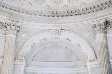 Vatikan, Roma, İtalya - 13 Mart 2015: Vatikan müzelerinin zengin süslü tavanları.