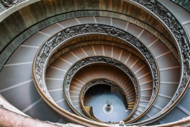 Vatikan, Roma, İtalya - 13 Mart 2015: Vatikan Müzesi'nde spiral merdiven.