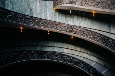 Vatikan, Roma, İtalya - 13 Mart 2015: Vatikan Müzesi'nde spiral merdiven.