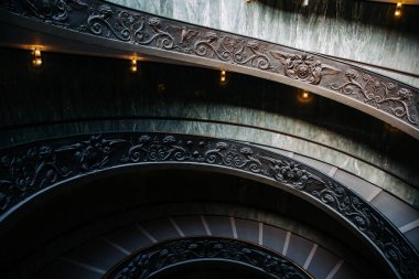 Vatikan, Roma, İtalya - 13 Mart 2015: Vatikan Müzesi'nde spiral merdiven.