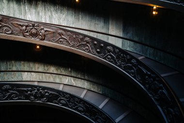 Vatikan, Roma, İtalya - 13 Mart 2015: Vatikan Müzesi'nde spiral merdiven.