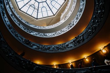 Vatikan, Roma, İtalya - 13 Mart 2015: Cam çatılı spiral merdiven.