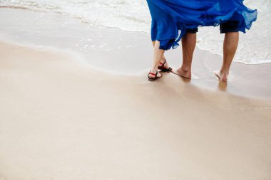 Sahilde duran sevgi dolu bir çift. Metin için kumda boşluk kopyalama.