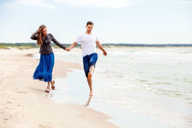 Genç çift sahilde eğleniyor..