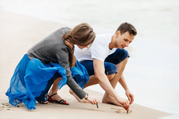 Young Couple Beach Drawing Sand — 스톡 사진