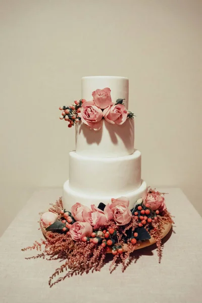 Torta Nuziale Bianca Decorata Con Rose Sul Tavolo Fotografia Stock