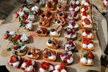 Farklı kanepeler ve meyveler ile Ziyafet masası.