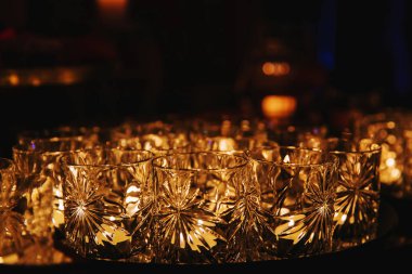 Geceleri kristal cam birçok yanan mumlar bir daire içinde düzenlenmiş.