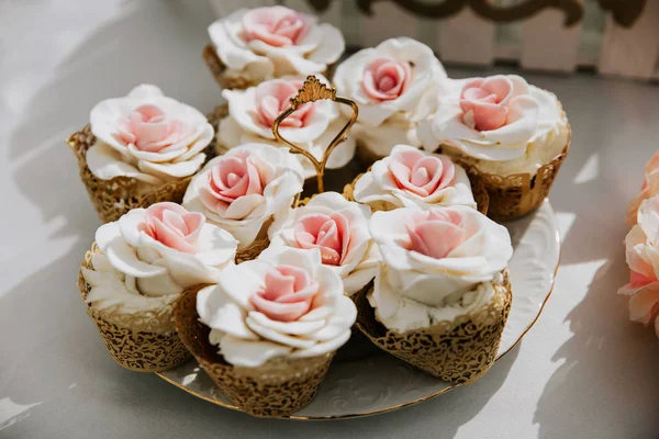 Cupcake Ozdobione Różowymi Kwiatami Serwowane Stole Bankietowym — Zdjęcie stockowe