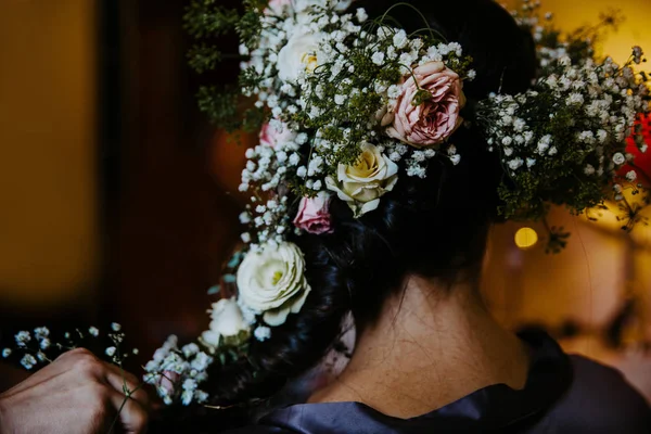 Bruid Kapsel Met Bloemen Klaar — Stockfoto