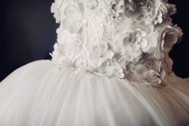 Çiçekli lüks gelinlik, görüntü ye yakın.