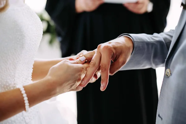 結婚指輪を交換する男女 クローズアップ — ストック写真