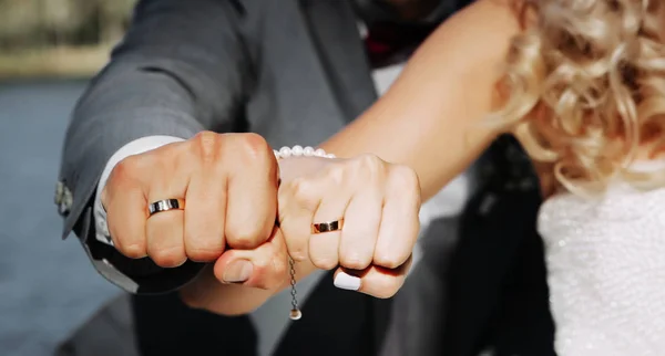 Casal Casado Mostrando Suas Alianças Casamento Imagem Perto — Fotografia de Stock