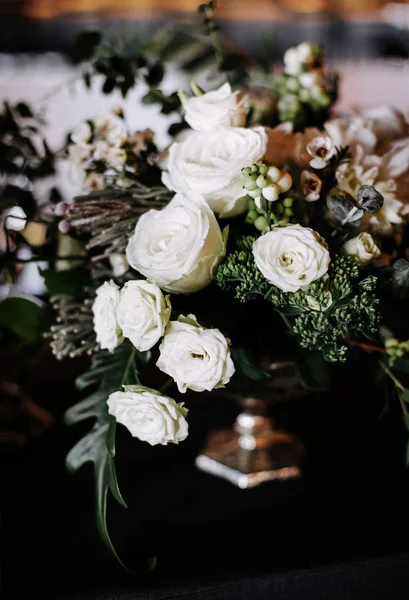 Weiße Rosen Einer Silbernen Vase Arrangiert Bankettdekoration — Stockfoto