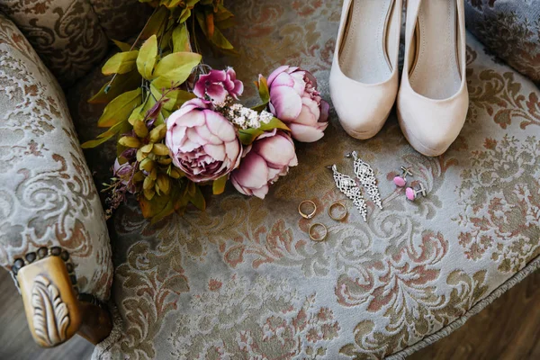 Bruiloft Accessoires Gerangschikt Een Stoel Trouwschoenen Bloemen Ringen — Stockfoto