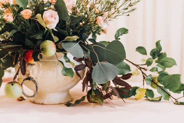 Romantic Table Setting Pink Rose Flowers Apple Tree Branches Rustic — Stock Photo, Image