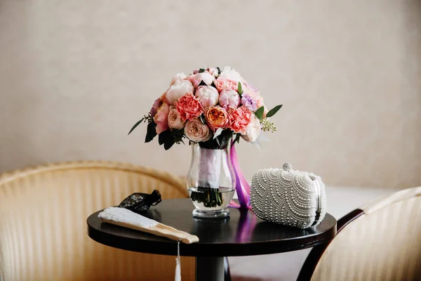 Bruiloft Boeket Van Bloemen Gerangschikt Vaas Bruiloft Details Geplaatst Tafel — Stockfoto