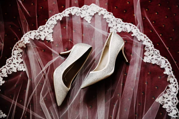 Bianco Scarpe Sposa Donne Disposti Uno Sfondo Velo Bianco — Foto Stock