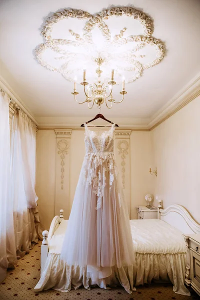 Vackra Elfenben Bröllopsklänning Hängande Lyxrum — Stockfoto