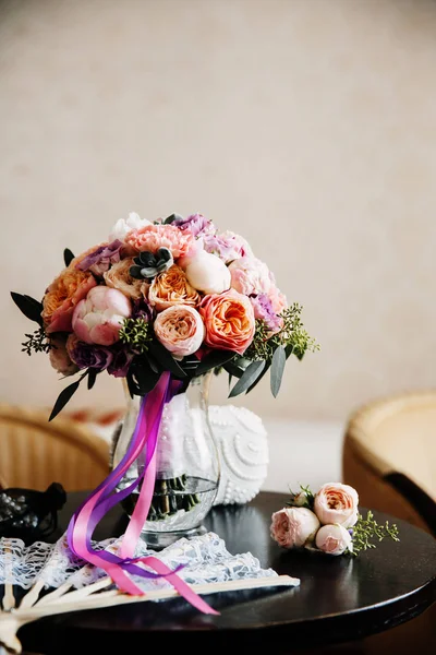 Ślub Bukiet Kwiatów Ułożone Wazonie Szczegóły Ślubne Umieszczone Stole — Zdjęcie stockowe