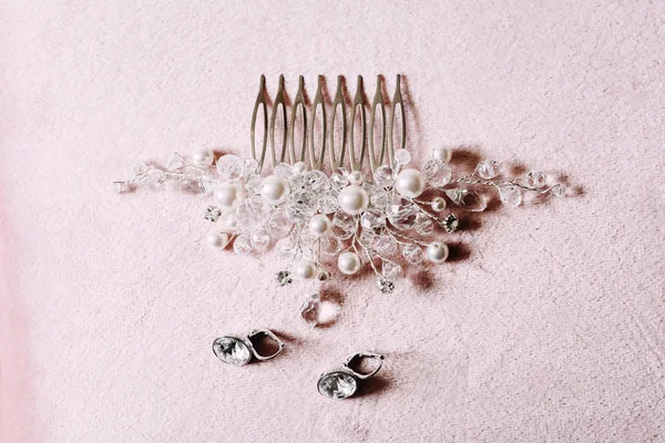 Gioielli Sposa Disposti Sul Tavolo Rosa Accessori Orecchini Perle — Foto Stock