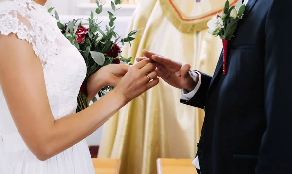 결혼식에서 반지를 교환하는 남자와 이미지 클로즈업 — 스톡 사진