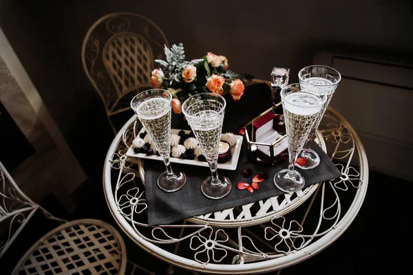 Retro Stolek Květinami Sladkostmi Šampaňským — Stock fotografie