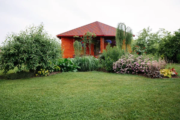 Una Pequeña Casa Detrás Del Jardín Macizo Flores —  Fotos de Stock