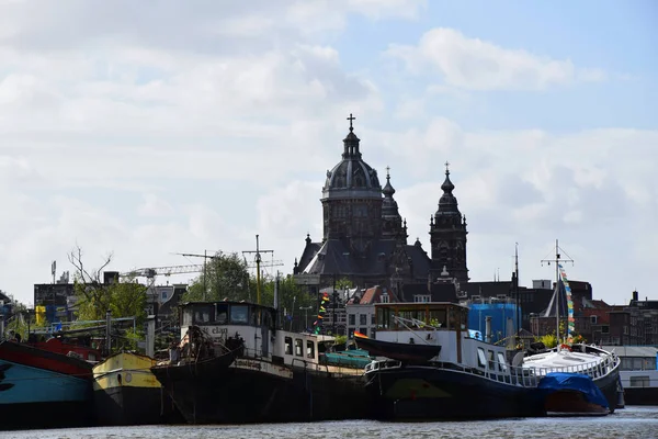 在荷兰阿姆斯特丹的格拉克滕戈德 西部地区的运河中乘船游览 — 图库照片