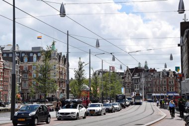 Amsterdam, Hollanda, Hollanda Rokin Caddesi üzerinde kanal evleri çekik görüntülemek