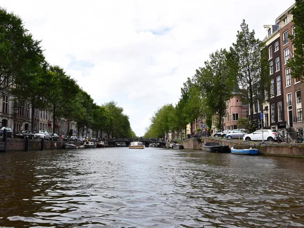 Łodzie Wycieczkowych Kanałach Grachtengordel Zachodniej Części Amsterdamu Holandii Holandii — Zdjęcie stockowe