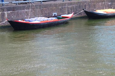 Hollanda'nın Alkmaar kasabasındaki Kaasmarkt'tan peynir dolu tekneler, ünlü peynir pazarının şehri - Hollanda, Hollanda