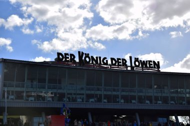 Hamburg, Almanya - 1 Mayıs 2019: Disneys Lion King Musical