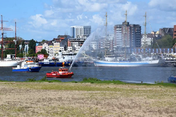 Hasičský Pumový Člun Akci Pauli Landungsbrucken Výroční Událost Hafengeburtstag Harbor — Stock fotografie