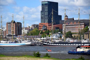 St Pauli-Landungsbrucken, Hafengeburtstag de Chopper Kurtarma Göster - Liman Yıldönümü Olay