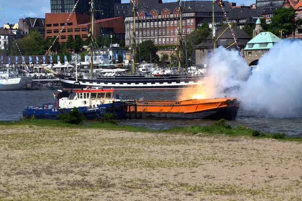 Hasičský Pumový Člun Akci Pauli Landungsbrucken Výroční Událost Hafengeburtstag Harbor — Stock fotografie