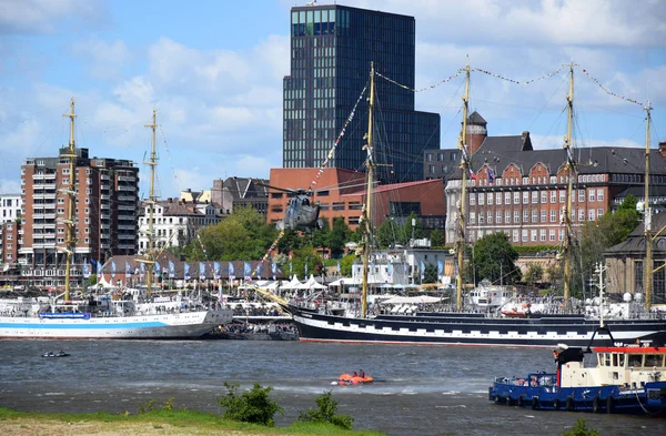 Záchranná Akce Vrtulníku Pauli Landungsbrucken Výroční Událost Hafengeburtstag Harbor — Stock fotografie