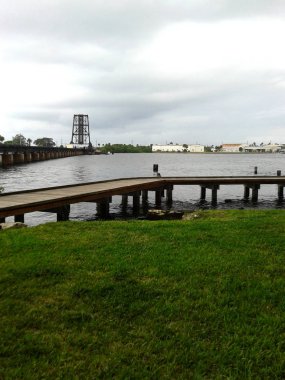 Florida 'daki Roosevelt Köprüsü yakınlarında Stuart Riverwalk