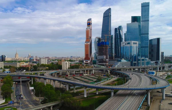 モスクワ市内のビジネス センターの背景に大都市の道路インフラ — ストック写真