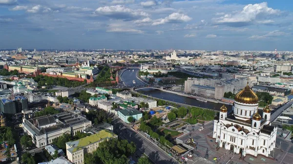 莫斯科河和莫斯科克里姆林宫背景下的基督救世主大教堂 — 图库照片