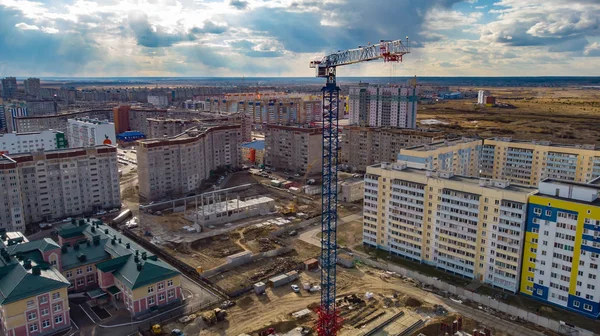 Kran Installationen Ovanför Staden Fotograferad Drönare Från Nära Håll — Stockfoto