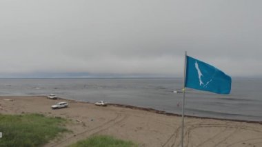 Sakhalin adasının kıyısı ve bölgenin bayrağı 1