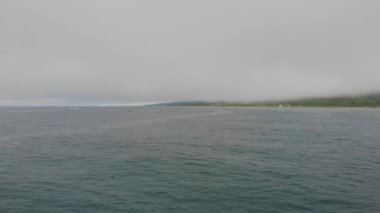 Sakhalin sahili yakınlarında siste tekne