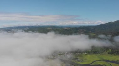 Sakhalin sahilindeki bulutların üzerinde kendi etrafında