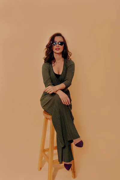 Studio fullängds porträtt av ung elegant vacker kvinna klädd i grön pantsuit och svarta glasögon — Stockfoto