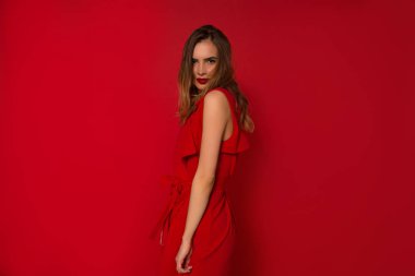 Kapalı photoshoot sırasında Glamorous zarif bayan dans. Muhteşem beyaz kadının stüdyo çekimi 