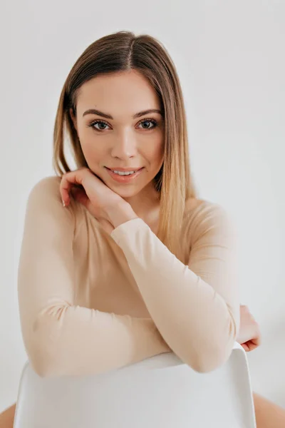 Ritratto di adorabile giovane bella donna, isolata su sfondo bianco, guardando la macchina fotografica, sguardo concentrato . — Foto Stock