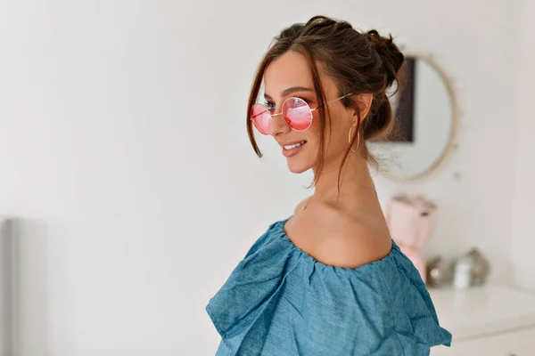 Wanita berambut cokelat dengan gaya menarik dengan rambut yang dikumpulkan mengenakan kacamata biru dan merah muda — Stok Foto