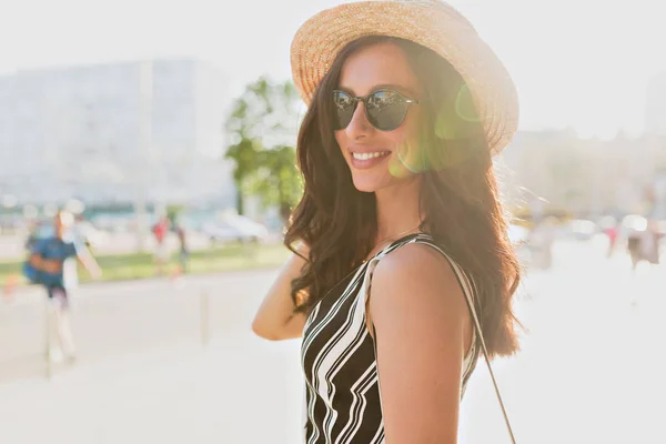 Primer plano retrato de la atractiva joven sonriente con sombrero de paja sonriendo a la cámara y disfrutar de la vida —  Fotos de Stock