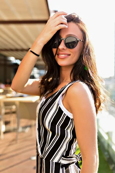 Wanita energi bahagia dengan rambut hitam mengenakan kacamata menikmati musim panas di atap — Stok Foto